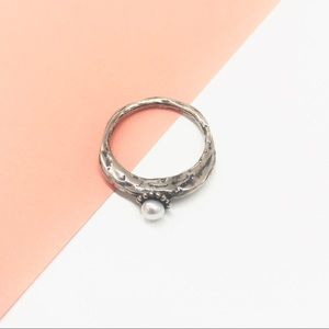 PEARL OXIDE STERLING SILVER HAMMERED RING